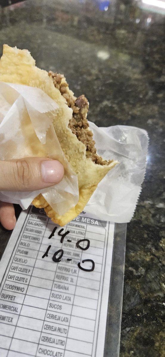 Chowdere's tweet photo. 14 reais nessa bomba que foi frita a uns 3 dias https://t.co/DuMprNgK3E