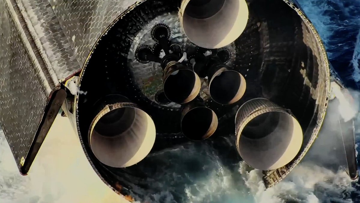 SawyerMerritt's tweet photo. Unreal! Starship didn't blow up on upon landing in the ocean! It's still floating in the ocean and Starlink is still giving us live views haha https://t.co/NjSuRa5stJ