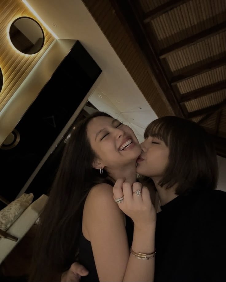 rrubylisa's tweet photo. oye que esta foto no es real QUÉ https://t.co/cNBhFkxhxA