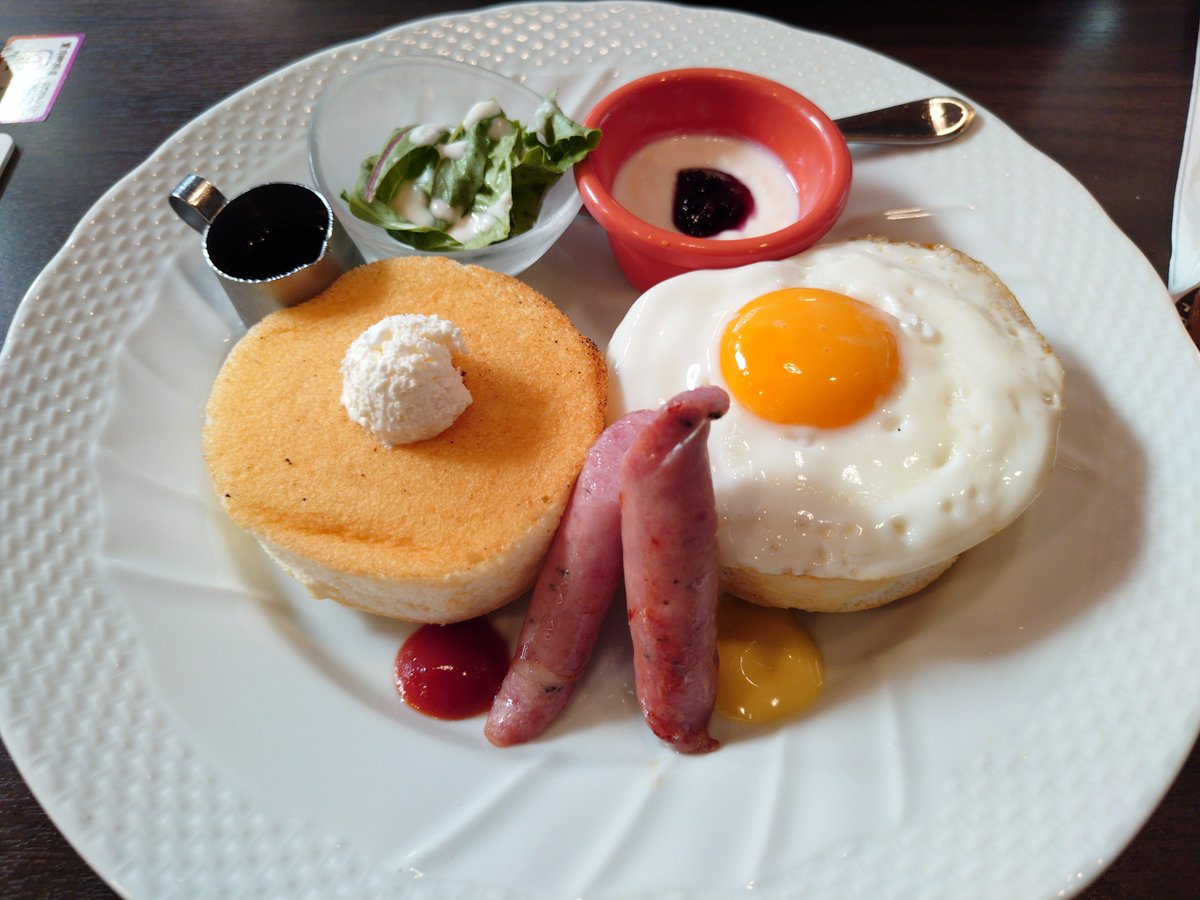 aoidyson's tweet photo. スペシャルパンケーキセット美味しかった。パンケーキ単品でもいいなこれ、家の近くに頼む https://t.co/Snn2kZaN9t