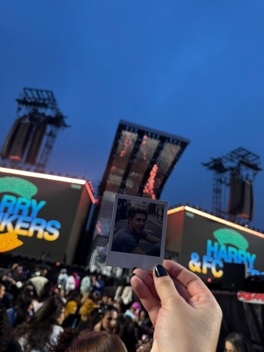 NHGALLERY93's tweet photo. NIALL HORAN SPOTTED AT HARRY STYLES’ SHOW IN BRAZIL TONIGHT! 😭❤️ https://t.co/tqkyeuxA58