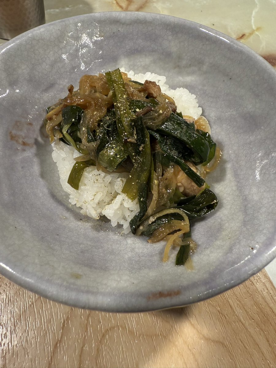 mc9kk7280's tweet photo. improv.
・肉100キロ重ね五段仕込み
濃縮透明豚骨SP
・大村式ガチウマ丼

大好きな透明豚骨！相変わらずこの見た目でガッツリ豚骨なの脳みそバグる。
信じられないくらい濃縮されたThe 豚骨でありながら、夏の暑い時期でもスルスルと食べられるハッピージャムジャム。
唯一無二の無敵ラーメン、幸。 https://t.co/hXYkWzga3d