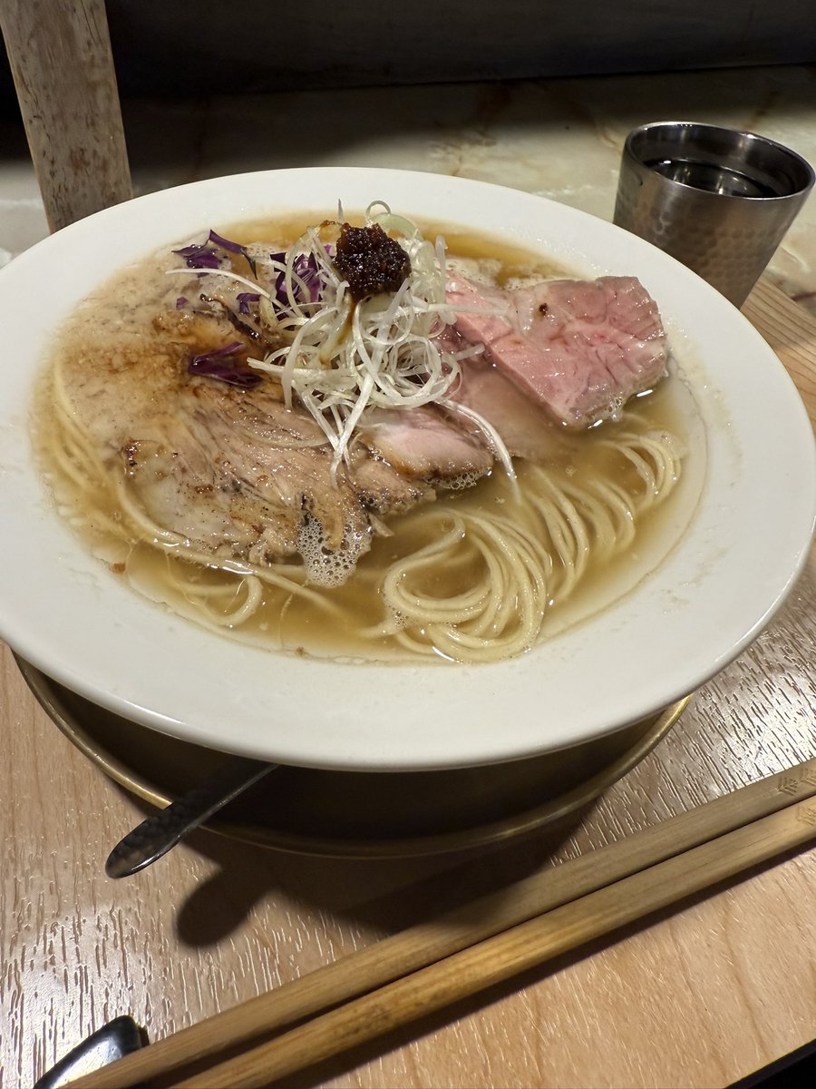 mc9kk7280's tweet photo. improv.
・肉100キロ重ね五段仕込み
濃縮透明豚骨SP
・大村式ガチウマ丼

大好きな透明豚骨！相変わらずこの見た目でガッツリ豚骨なの脳みそバグる。
信じられないくらい濃縮されたThe 豚骨でありながら、夏の暑い時期でもスルスルと食べられるハッピージャムジャム。
唯一無二の無敵ラーメン、幸。 https://t.co/hXYkWzga3d