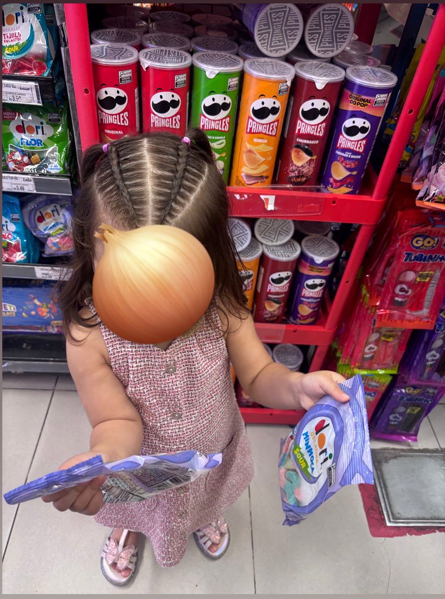 cebolayev2's tweet photo. Minha filha tá com dois anos e nunca comeu um confeito na vida, toda ida ao mercado é uma luta kkkkkk https://t.co/R9eI6KnUP7