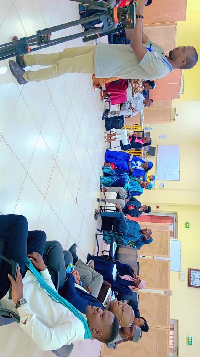 IIsmaguel's tweet photo. Je suis convaincu qu'une jeunesse formée, informée et engagée constitue l'un des meilleurs remparts contre l'extrémisme violent, la désinformation et les discours de haine.
L'atelier d'Éducation aux Médias et à l'Information (EMI) organisé par Educommunik en partenariat avec AFAA https://t.co/dvQUAhUOOG