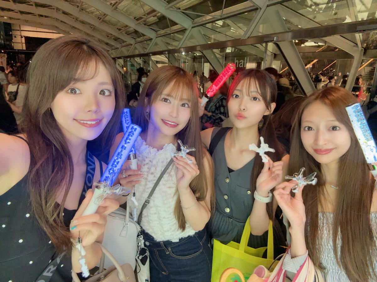 __sugahara's tweet photo. おは！♡

4姉妹で監督の BIRTHDAY LIVE に！🪩

監督とファンの方の掛け合いがほんっとに面白くてMC中はとにかくずーーーっと笑ってたの🤣お喋りもお歌も上手で目が離せないステージでした👀✨

そしてサブスク解禁〜！！🎶
監督の歌いーっぱい解禁されたから沢山きこーっと 。 https://t.co/T2m6X0BBAp