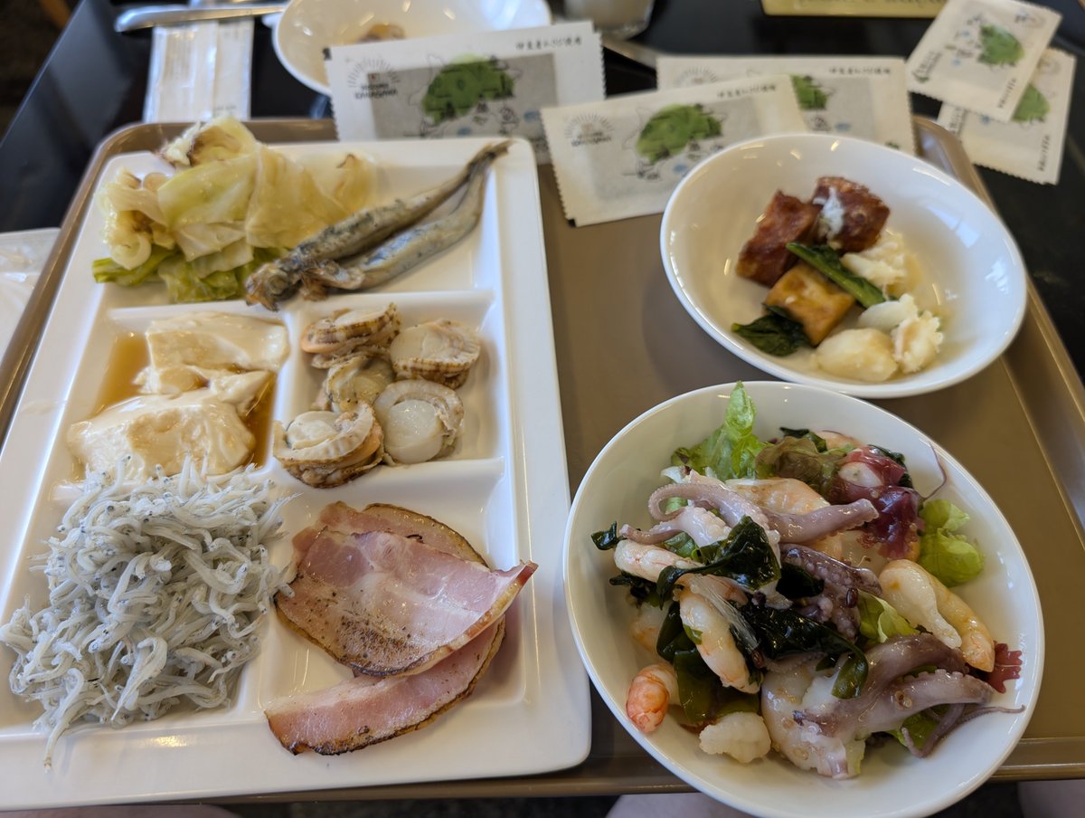 BearTaipei's tweet photo. 横浜港の朝、最高すぎた！☀️炉端焼きのシシャモやホタテ、名物のアパ社長カレー、さらに足柄茶のソフトクリームまで充実しすぎてて、一日のモチベが爆上がり✨
#Japan #Yokohama #Breakfast #Travel #Foodie https://t.co/dkZi9A80hl