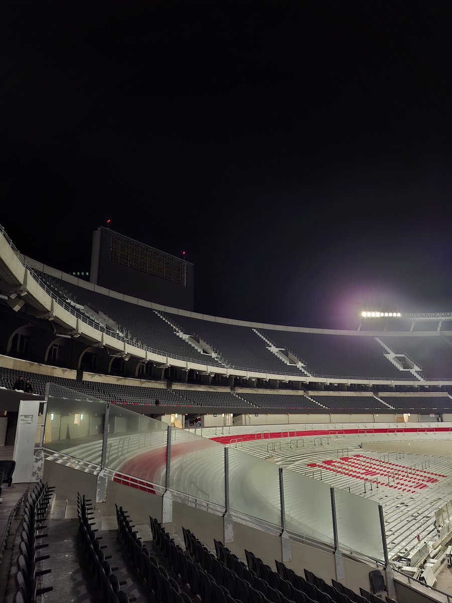 nicobarreiro17's tweet photo. El DT haciendo pasadas post entrenamiento, la pantalla que se va y todo listo para mañana, vamos nosotros carajo https://t.co/n9q0bY0PA0