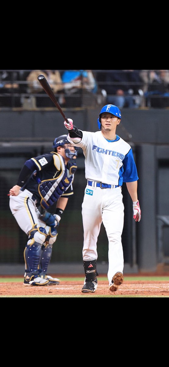 X4DGqtJMKO21242's tweet photo. 今季前半戦のファイターズ熱盛シーンを挙げるなら間違いなくこの3つ、もはや説明不要 https://t.co/r4BDxCOHZ6