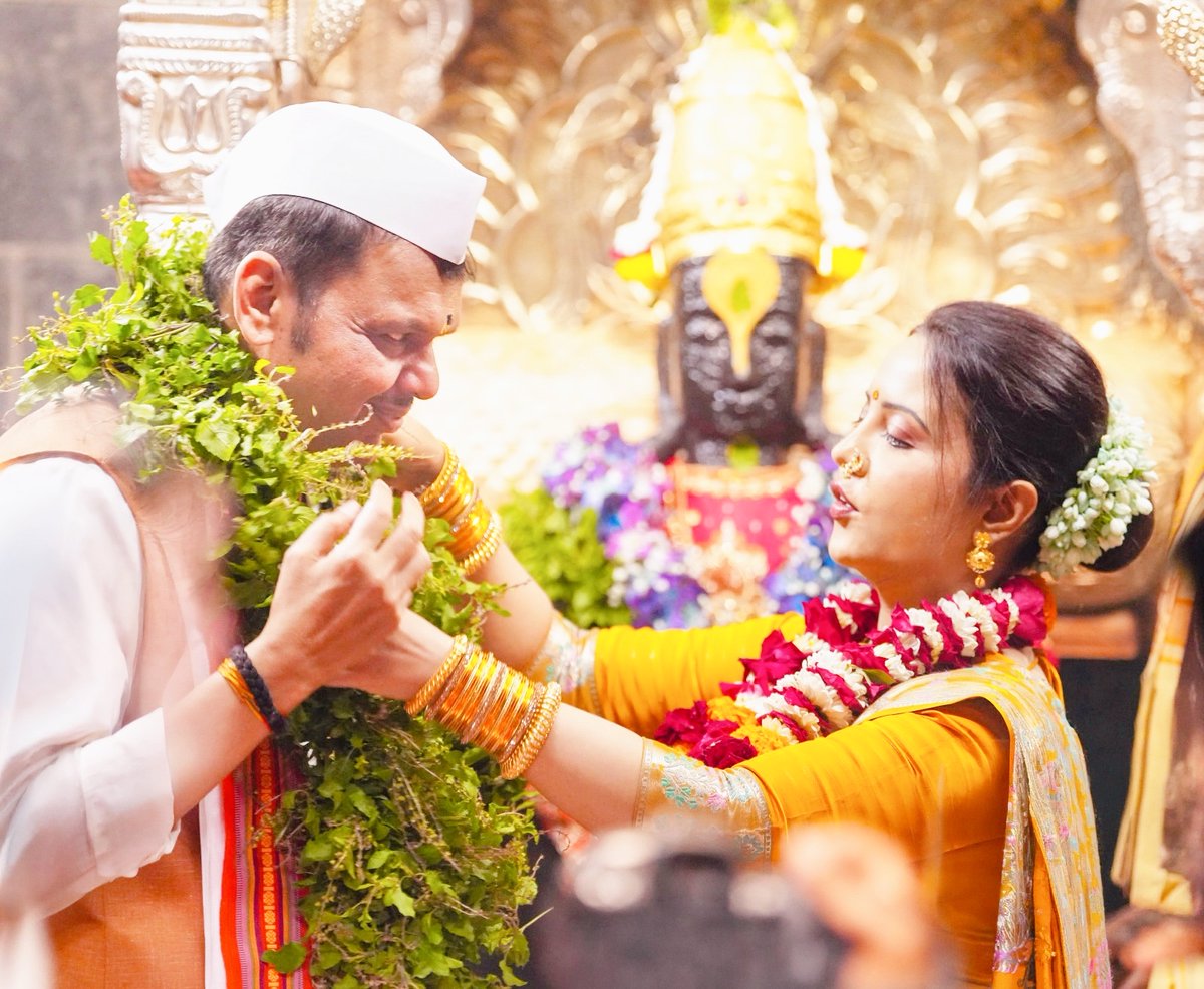 Dev_Fadnavis's tweet photo. सुंदर ते ध्यान उभे विटेवरी ।
 कर कटावरी ठेवोनिया ॥

देवशयनी आषाढी एकादशीनिमित्त आज पंढरपूर येथे श्री विठ्ठल-रुक्मिणी मातेच्या चरणी सपत्नीक शासकीय महापूजा करण्याचे सौभाग्य लाभले.
विठ्ठल-रुक्मिणी मातेच्या पवित्र दर्शनाने मन कृतार्थ झाले. राज्यातील शेतकरी, कष्टकरी, माता-भगिनी, युवक आणि महाराष्ट्रातील प्रत्येक नागरिकाच्या सुख, समृद्धी, उत्तम आरोग्य व मंगलमय भविष्यासाठी प्रार्थना केली. तसेच बळीराजाच्या श्रमांना यश लाभो, आणि महाराष्ट्र सदैव प्रगतीपथावर राहो, अशी विठ्ठल चरणी प्रार्थना केली.

@fadnavis_amruta
#Maharashtra #वारी2026 #PandharpurWari