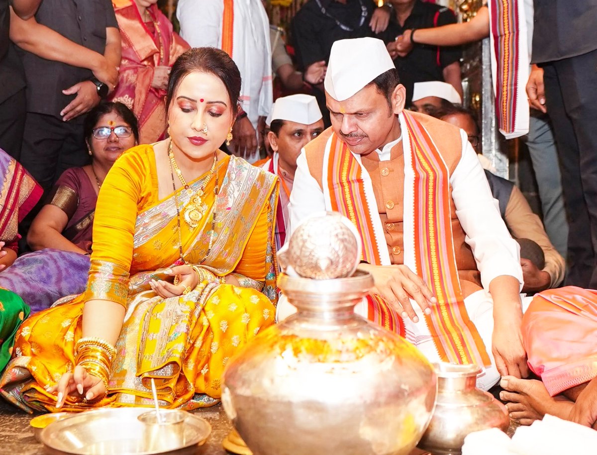 Dev_Fadnavis's tweet photo. सुंदर ते ध्यान उभे विटेवरी ।
 कर कटावरी ठेवोनिया ॥

देवशयनी आषाढी एकादशीनिमित्त आज पंढरपूर येथे श्री विठ्ठल-रुक्मिणी मातेच्या चरणी सपत्नीक शासकीय महापूजा करण्याचे सौभाग्य लाभले.
विठ्ठल-रुक्मिणी मातेच्या पवित्र दर्शनाने मन कृतार्थ झाले. राज्यातील शेतकरी, कष्टकरी, माता-भगिनी, युवक आणि महाराष्ट्रातील प्रत्येक नागरिकाच्या सुख, समृद्धी, उत्तम आरोग्य व मंगलमय भविष्यासाठी प्रार्थना केली. तसेच बळीराजाच्या श्रमांना यश लाभो, आणि महाराष्ट्र सदैव प्रगतीपथावर राहो, अशी विठ्ठल चरणी प्रार्थना केली.

@fadnavis_amruta
#Maharashtra #वारी2026 #PandharpurWari
