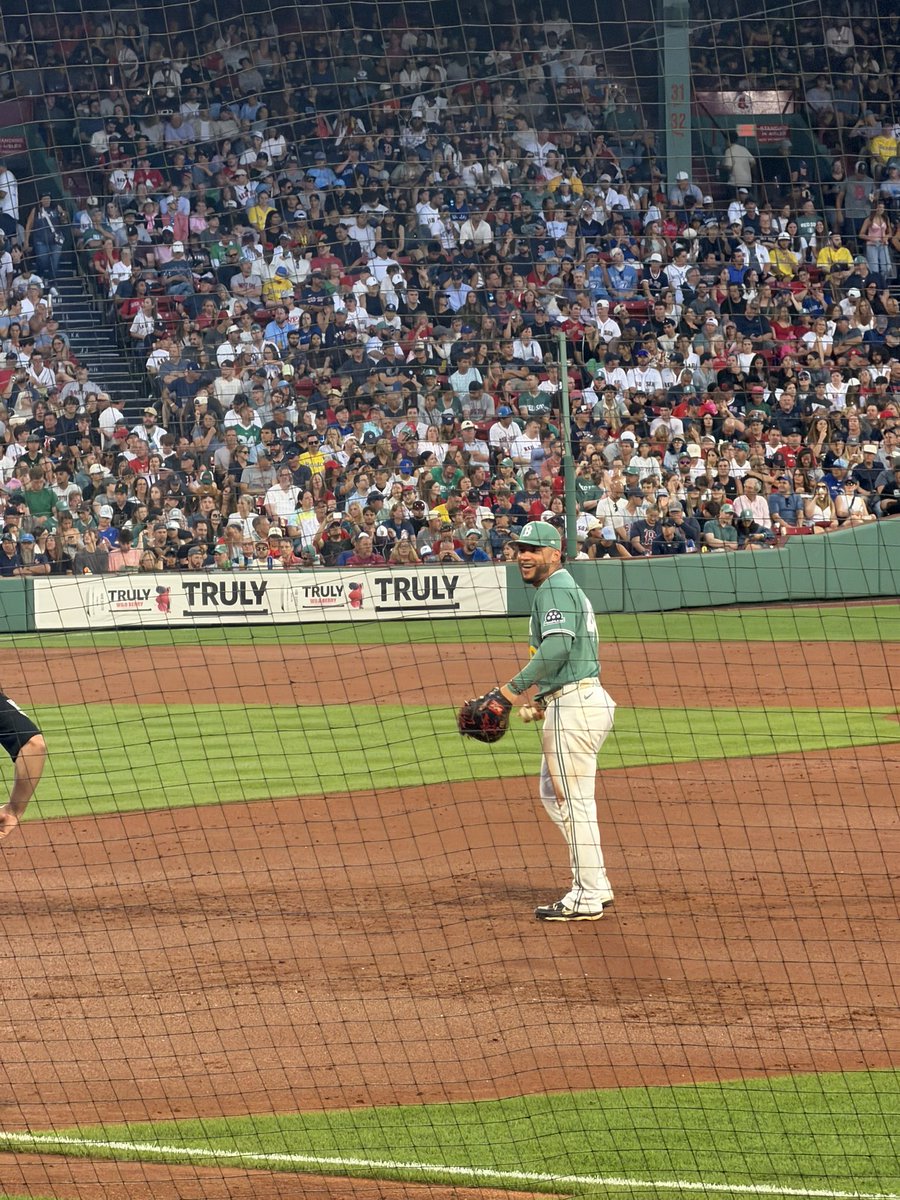 RomansReign617's tweet photo. Willson Contreras just keeps looking around Fenway and smiling. Give him the keys to the city https://t.co/fIAUAzIVdg