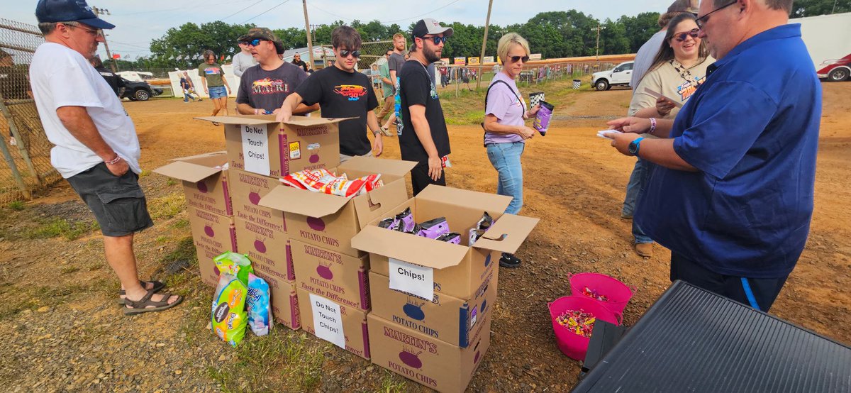WilliamsGrove's tweet photo. Huge thanks to everyone that came out early and spent time in the front pit area to meet the drivers! Fans were greeted with Martins Potato Chips and candy thanks to Martins, https://t.co/MJ9qCnn7Ol, and J&amp;S Classics! https://t.co/tuxJvZLGBk