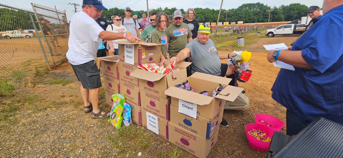 WilliamsGrove's tweet photo. Huge thanks to everyone that came out early and spent time in the front pit area to meet the drivers! Fans were greeted with Martins Potato Chips and candy thanks to Martins, https://t.co/MJ9qCnn7Ol, and J&amp;S Classics! https://t.co/tuxJvZLGBk