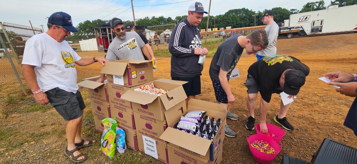 WilliamsGrove's tweet photo. Huge thanks to everyone that came out early and spent time in the front pit area to meet the drivers! Fans were greeted with Martins Potato Chips and candy thanks to Martins, https://t.co/MJ9qCnn7Ol, and J&amp;S Classics! https://t.co/tuxJvZLGBk