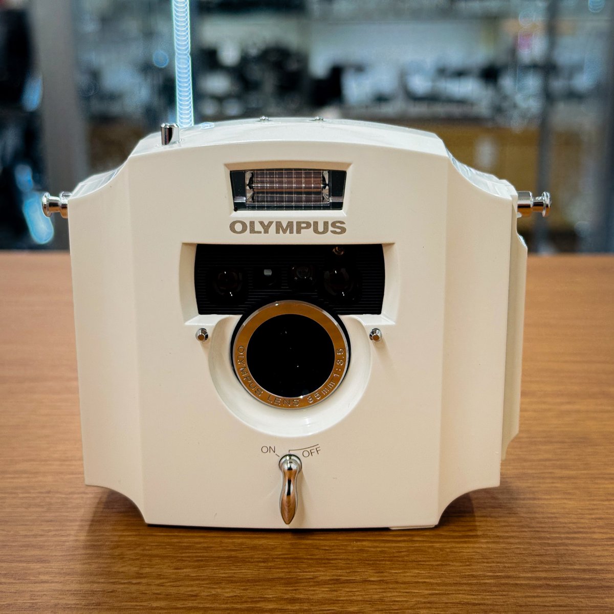 いいカメラあります。 OLYMPUS Ecru（エクリュ） 個性的な建築デザイン