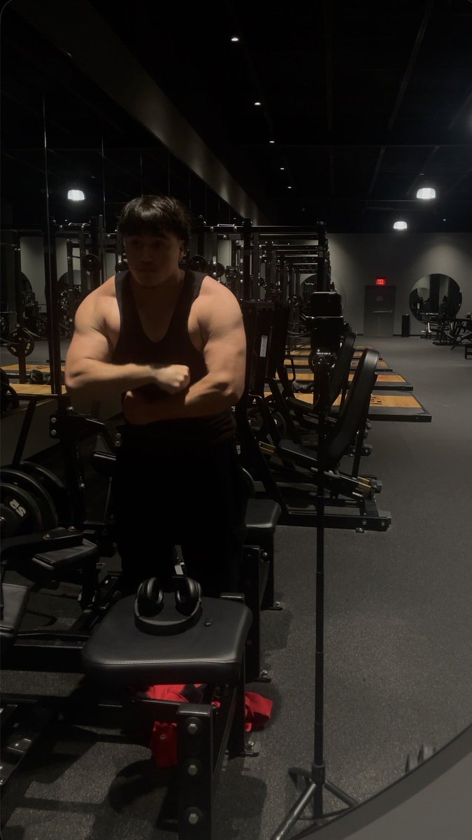 Astroo_HTX's tweet photo. Someone who can hold em 📲 #gym  #latino #bigbiceps #nsfwtwt https://t.co/BMUGVtsI4u