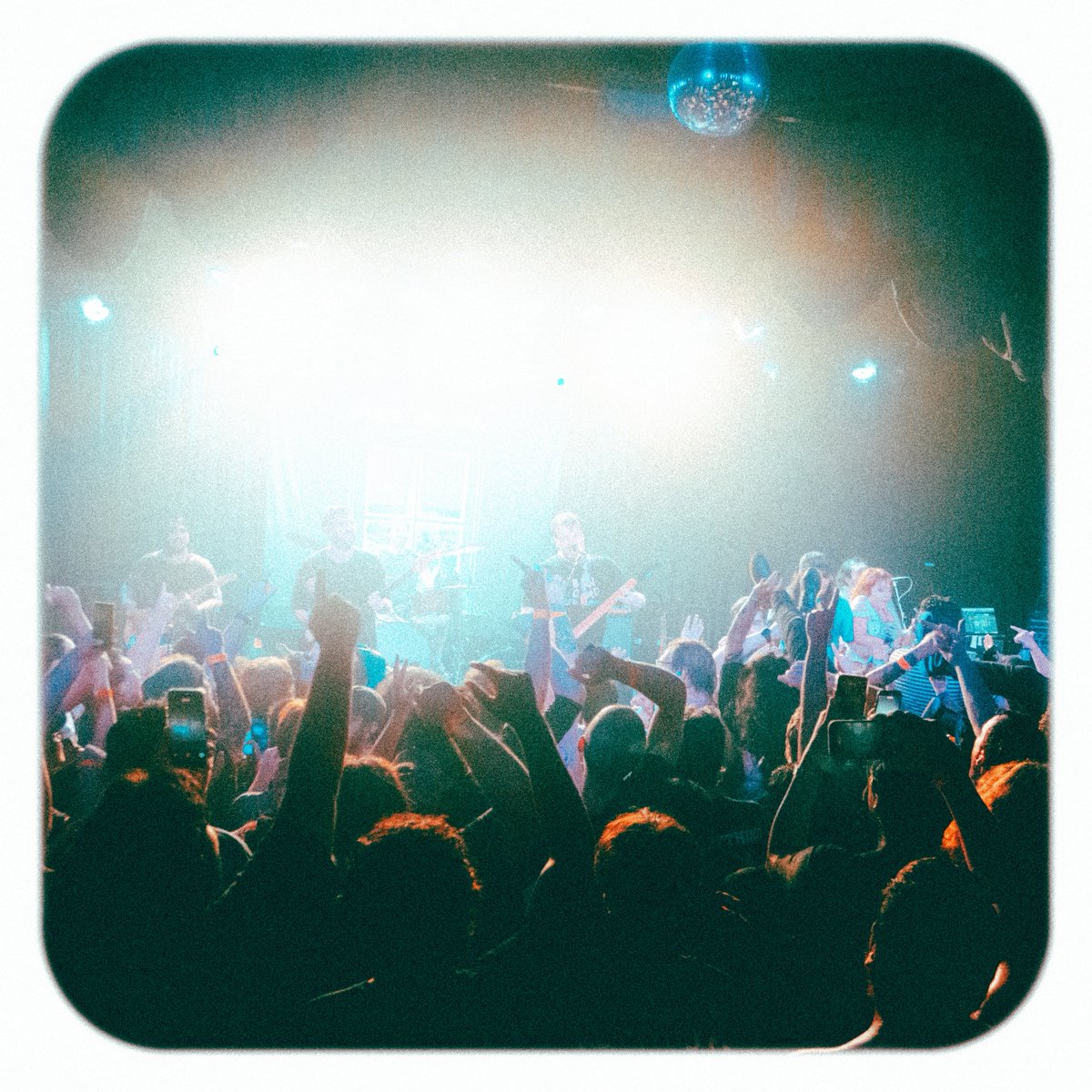 FreeThrowEmo's tweet photo. LA, that was wild. Thank you so much for selling out @theroxy. https://t.co/ynRKmTKhby