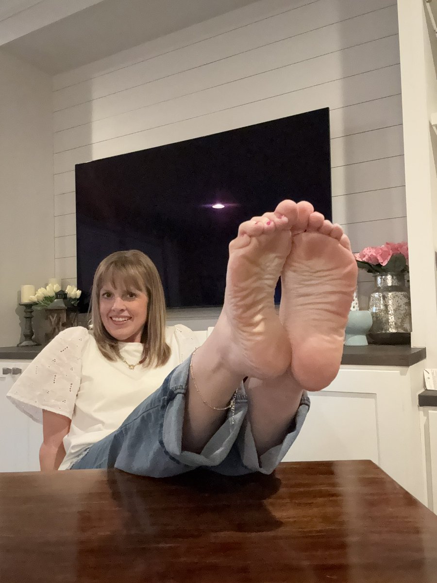 WildOrchidAJ1's tweet photo. Happy Friday! We made it… sort of… time for some scrunchies👣👣👣 #footfetısh #cutetoes #ticklish https://t.co/oWBzA4hvVI
