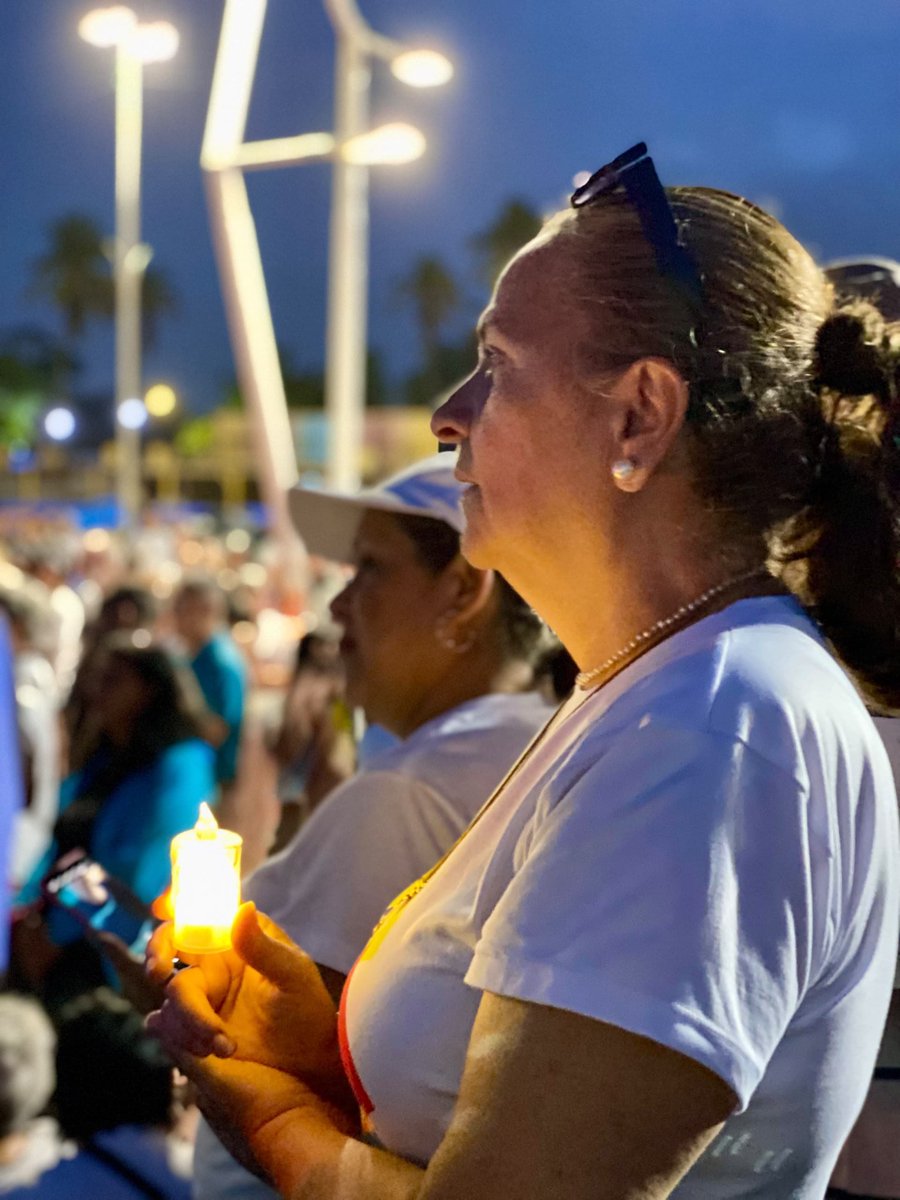 VenteSucre's tweet photo. #LevantemosVzla 💛💙❤️‍🩹
Desde Cumaná, encendemos una luz por todos los fallecidos en los terremotos del #24Jun y las familias afectadas. 

La fuerza de Venezuela siempre ha estado en su gente. Hoy nos toca cuidarnos, acompañarnos y reconstruir juntos el país que soñamos. https://t.co/c4mGgVT7Rq