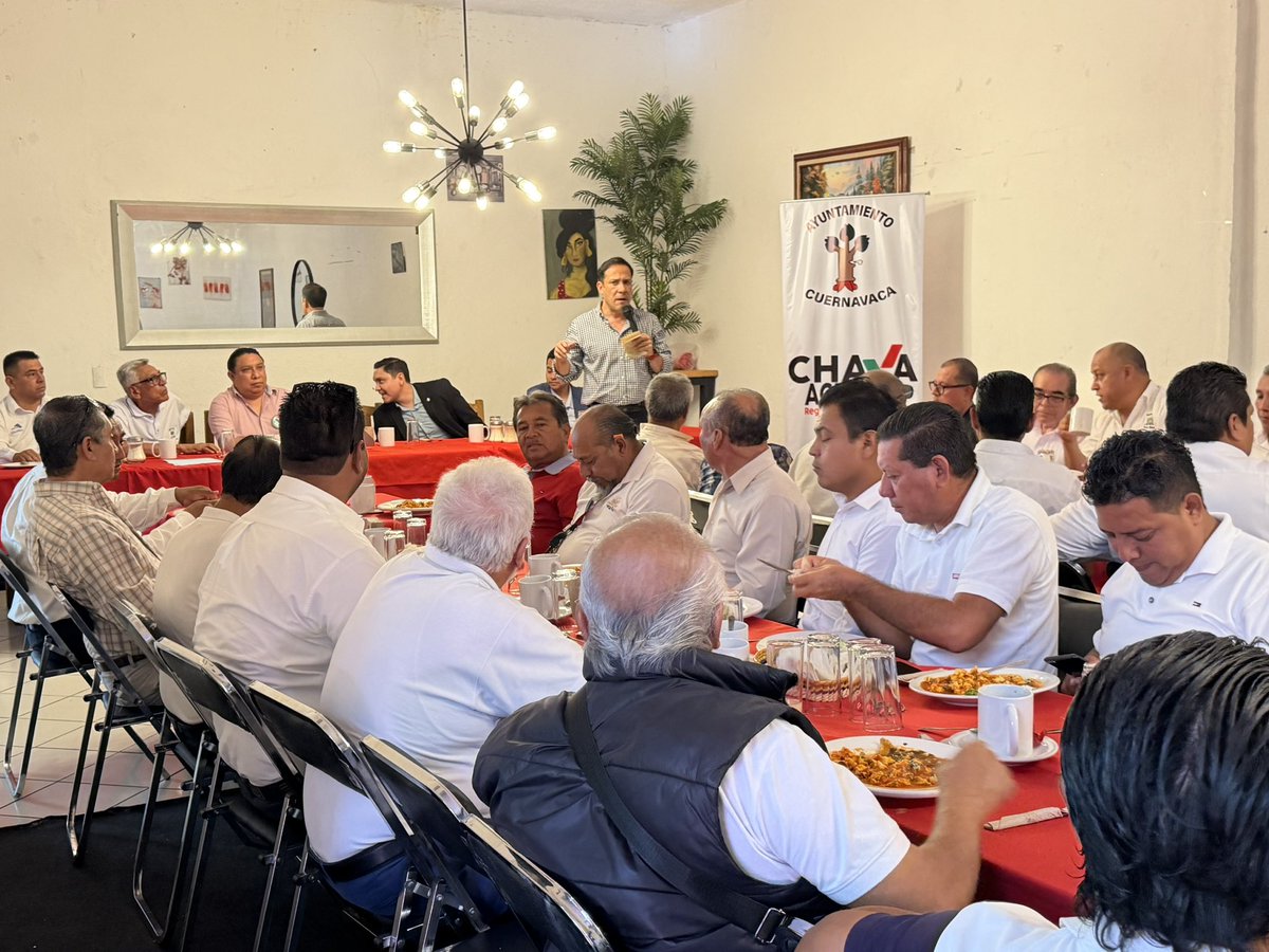 PRIMoroficial's tweet photo. Celebramos junto a las y los taxistas de Cuernavaca el #DíaDelTaxista. Gracias a nuestro amigo, el regidor Chava Aguilar, por la invitación a este encuentro para reconocer a quienes, con su trabajo, impulsan la movilidad de #Cuernavaca. https://t.co/pcgUFaKXx7