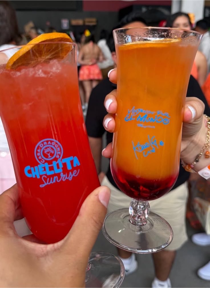 KarolGSite's tweet photo. Dentro del VIP regalan una tipo cantinflora para guardar 200 Copas el Tequila de Karol G y están vendiendo Chellita Sunrise la bebida especial del TropiTour. 🌺 https://t.co/QAyqWryyxi