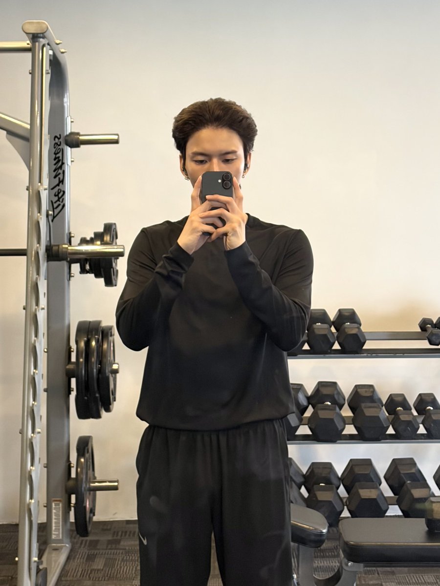 odechhichi's tweet photo. perbedaan sumi pas ngegym di luar dan di jogja😅😅😅 kenapa pas di jogja tertutup banget yah apa menyesuaikan dengan fatwa MUI https://t.co/AKhfFFqT7Y