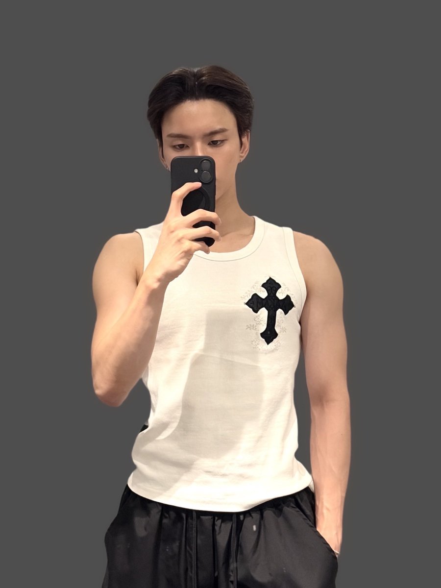odechhichi's tweet photo. perbedaan sumi pas ngegym di luar dan di jogja😅😅😅 kenapa pas di jogja tertutup banget yah apa menyesuaikan dengan fatwa MUI https://t.co/AKhfFFqT7Y