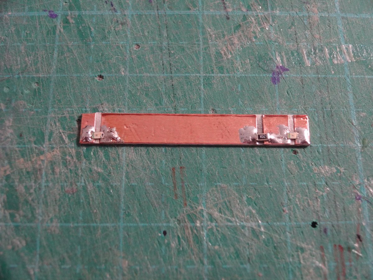 MuYou96844's tweet photo. 食卓で走らせるために紙から作る名鉄モ750(DCCサウンド付)。
屋根板を取り付ける前に、テールライトの工作を済ませてしまいます。
ボール紙に銅テープを貼り、パターンを切り出して、チップLEDを半田付け。 https://t.co/n3aSTeQPio