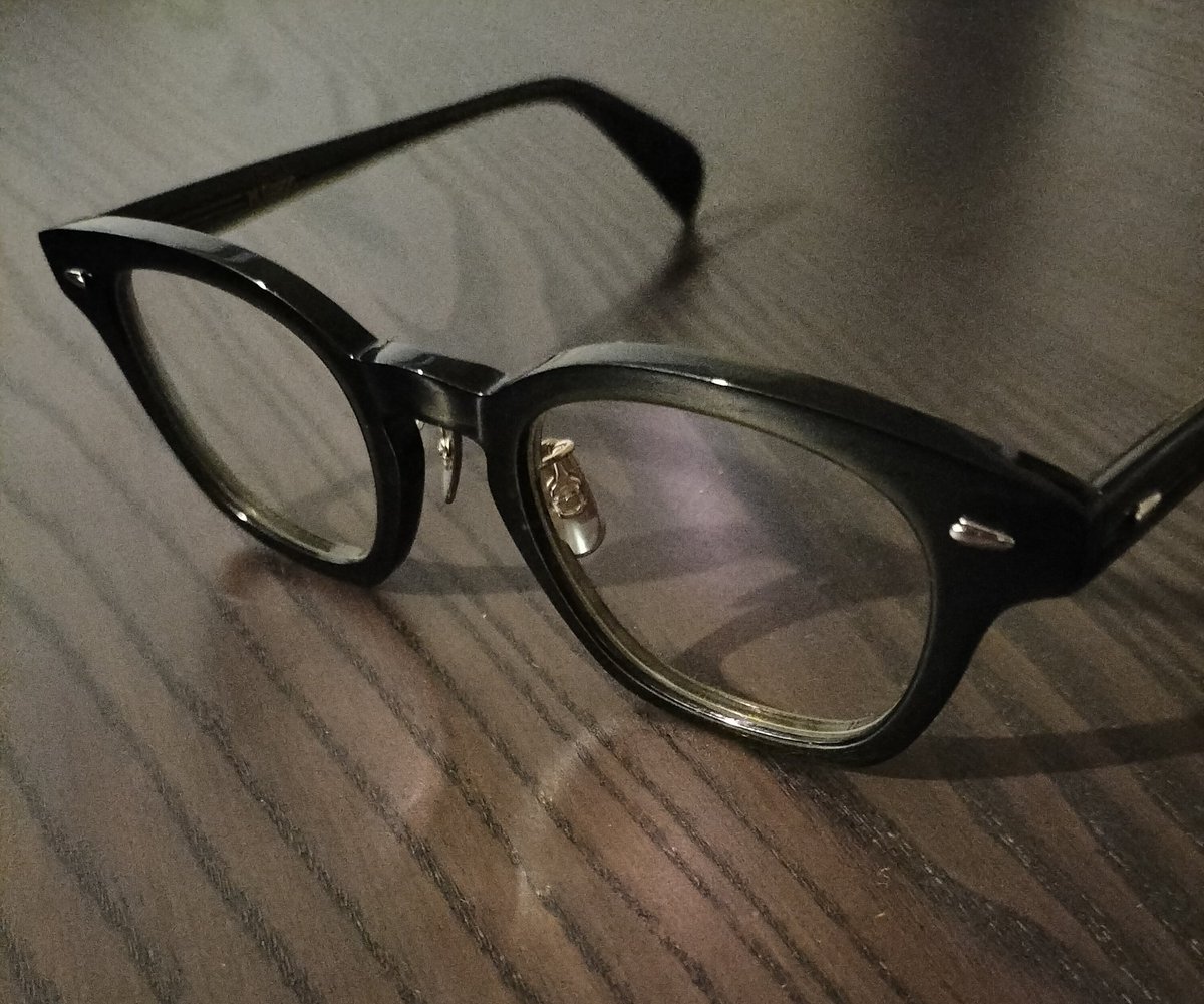 syami8jyo's tweet photo. ちなみに視力は1.2。
しわ隠しの伊達眼鏡に〇万円とかどんだけオシャレさんか！z〇ffじゃダメだったのか！
チタンノーズパッド、セルロイドフレーム、鯖江、カシメ鋲、調光レンズ。このへんでわかる人には値段がわかるらしい。わかります？わたしゃさっぱり。 https://t.co/UxnB6DjjPn