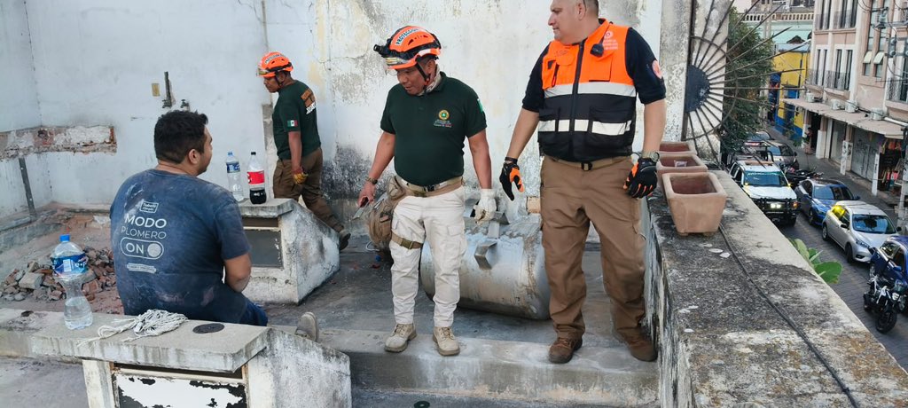 raychagoya's tweet photo. ⚠️ Protección Civil Municipal atiende una fuga de gas reportada sobre la calle García Vigil, en el Centro Histórico.

La situación ya fue controlada. Solicitamos a vecinas, vecinos y personas que transitan por la zona mantener precauciones y atender las indicaciones del personal. https://t.co/prDPPsxQjj