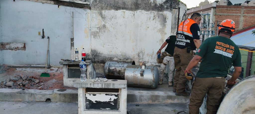 raychagoya's tweet photo. ⚠️ Protección Civil Municipal atiende una fuga de gas reportada sobre la calle García Vigil, en el Centro Histórico.

La situación ya fue controlada. Solicitamos a vecinas, vecinos y personas que transitan por la zona mantener precauciones y atender las indicaciones del personal. https://t.co/prDPPsxQjj