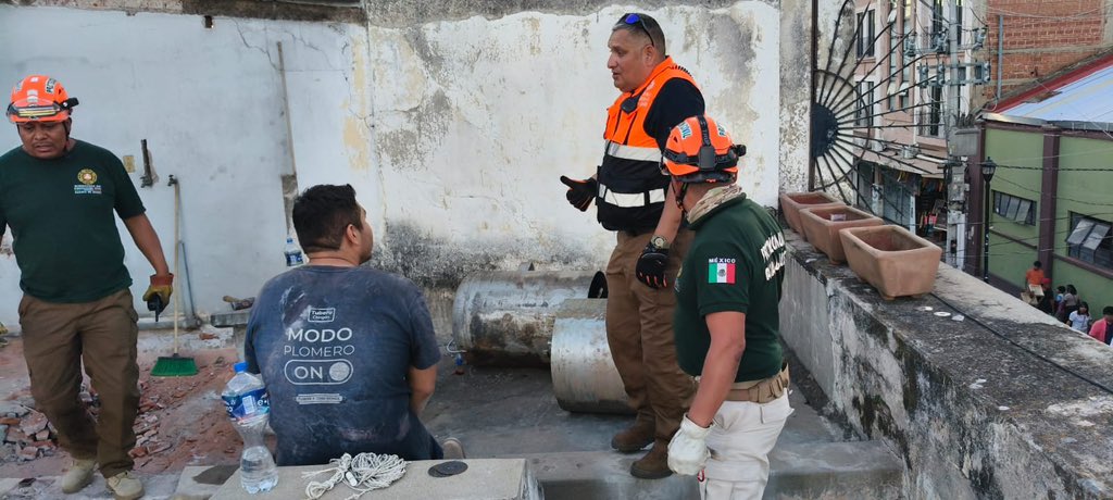 raychagoya's tweet photo. ⚠️ Protección Civil Municipal atiende una fuga de gas reportada sobre la calle García Vigil, en el Centro Histórico.

La situación ya fue controlada. Solicitamos a vecinas, vecinos y personas que transitan por la zona mantener precauciones y atender las indicaciones del personal. https://t.co/prDPPsxQjj