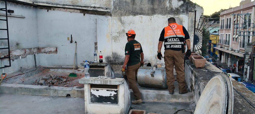 raychagoya's tweet photo. ⚠️ Protección Civil Municipal atiende una fuga de gas reportada sobre la calle García Vigil, en el Centro Histórico.

La situación ya fue controlada. Solicitamos a vecinas, vecinos y personas que transitan por la zona mantener precauciones y atender las indicaciones del personal. https://t.co/prDPPsxQjj