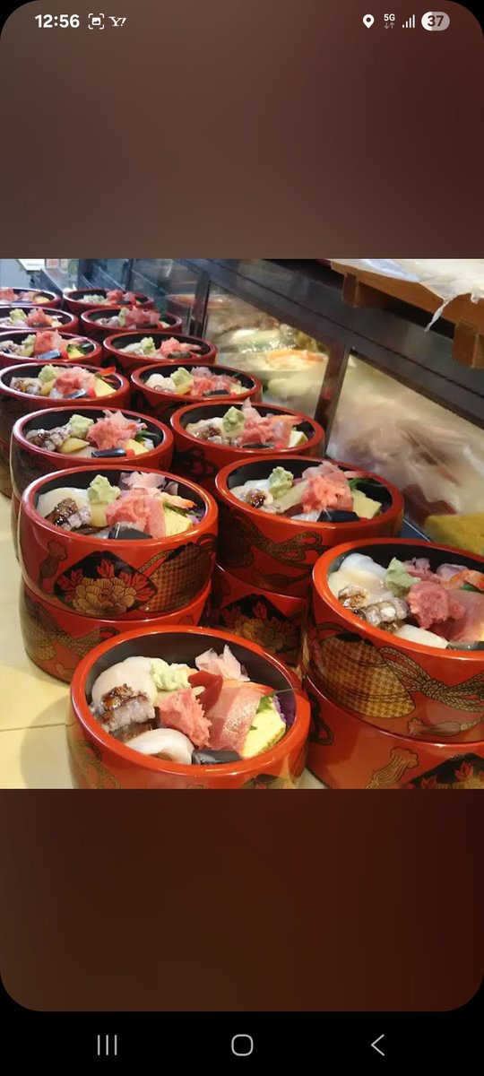 bbm_dfn8's tweet photo. 地元しか知らない名店。結婚してた時はお正月に必ずここのお寿司屋さんから出前。結構記念日や、お誕生日、同伴など、4か月前に予約して昨日行ってきました。1日2組だけ。値段は時価と値段が着いてるお普段もあり。本当に美味しかったー（お正月月の時出前してた時の写真も見つけたので貼っときます） https://t.co/fIsR3IboZO