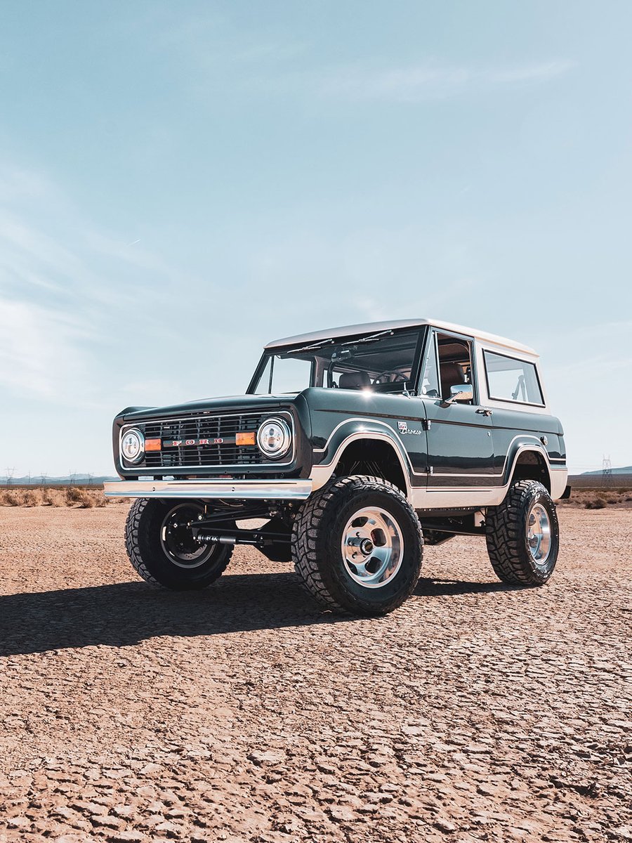 GatewayBronco's tweet photo. Blue steel in the Nevada desert.
Dark blue metallic. Wimbledon White hard top. Hand-painted Ranger stripes. Pure Gateway Bronco presence.
#gatewaybronco #dreamstodriveways #classicbronco #fordbronco https://t.co/XaWKXcHoIt