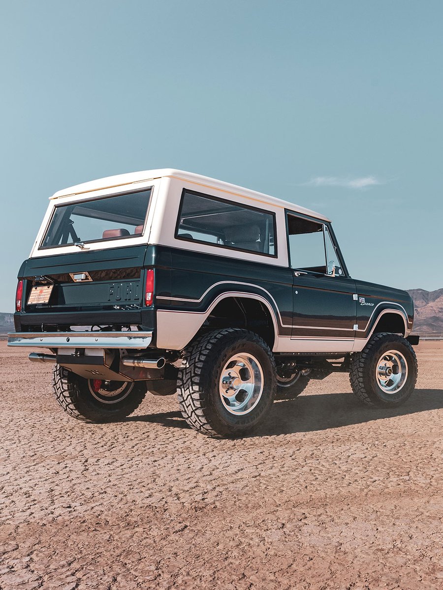 GatewayBronco's tweet photo. Blue steel in the Nevada desert.
Dark blue metallic. Wimbledon White hard top. Hand-painted Ranger stripes. Pure Gateway Bronco presence.
#gatewaybronco #dreamstodriveways #classicbronco #fordbronco https://t.co/XaWKXcHoIt