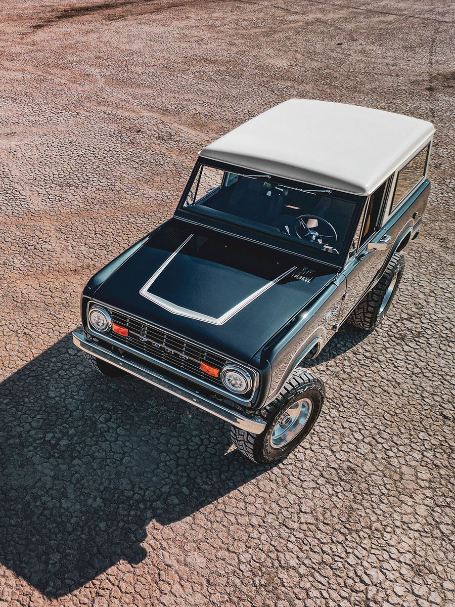 GatewayBronco's tweet photo. Blue steel in the Nevada desert.
Dark blue metallic. Wimbledon White hard top. Hand-painted Ranger stripes. Pure Gateway Bronco presence.
#gatewaybronco #dreamstodriveways #classicbronco #fordbronco https://t.co/XaWKXcHoIt