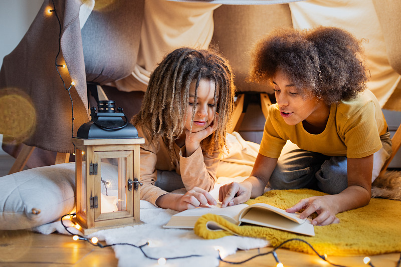 tefanDemeter4's tweet photo. [Today's fun parent-kid moment: Building a pillow fort that we can hide snacks in!  #FamilyFun #ParentKidTime]， https://t.co/vjBDiPviE3