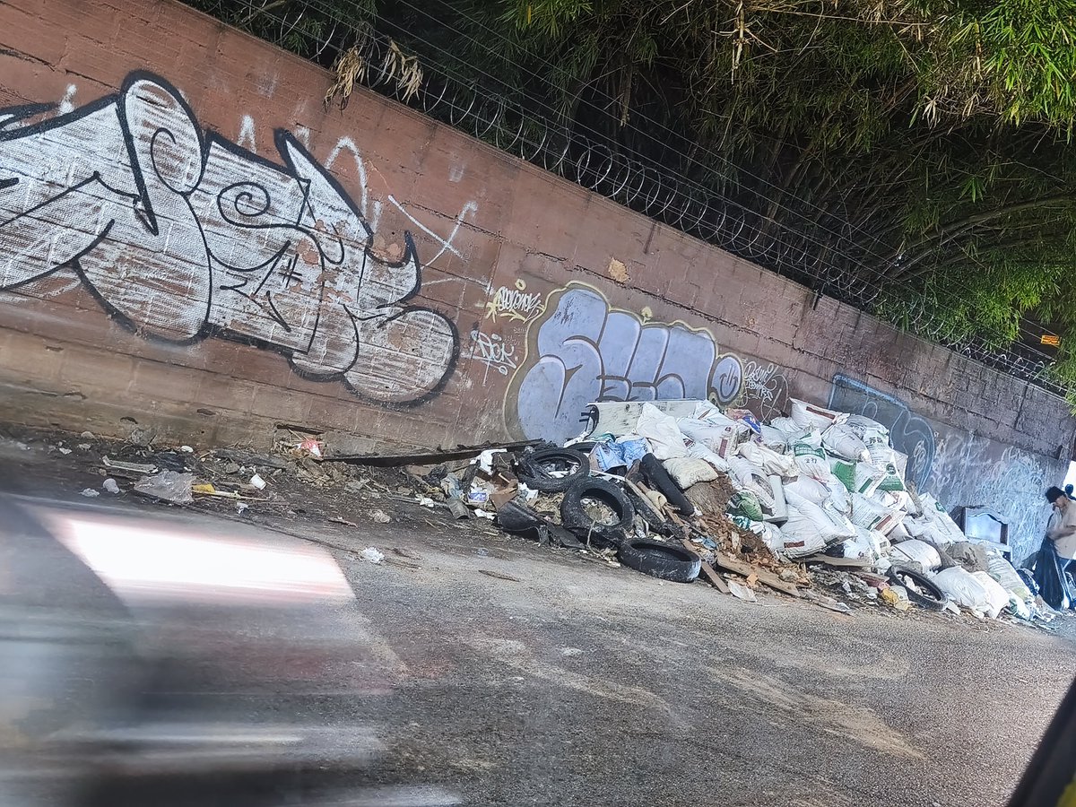 diesuarezc's tweet photo. @Emvarias @FicoGutierrez 24 horas después sigue el mismo reguero... 500 metros vía Santa Elena arriba de la estación de Policía de buenos aires. 
Quitan la basura del centro pero la lleva. A los barrios o cómo es que es la cosa ? 
@QuinteroCalle si podrá ayudar ? https://t.co/gQAeabGkBs