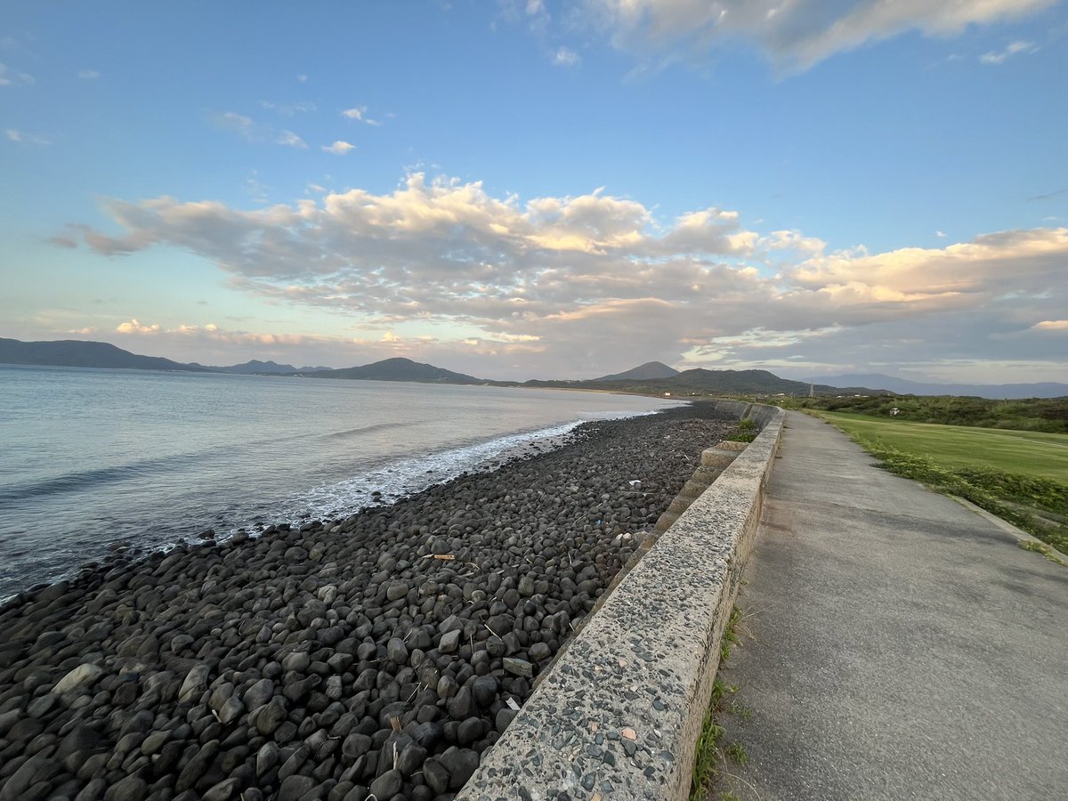 adobesystem's tweet photo. @bgJzp0A9ezoU24v 今　海岸線が年末まで防波堤工事でがしれないので糸島マラソン絶景コースがお休みです♪早くこのマラソンコースの復活希望です https://t.co/2Tvb5cSa1R