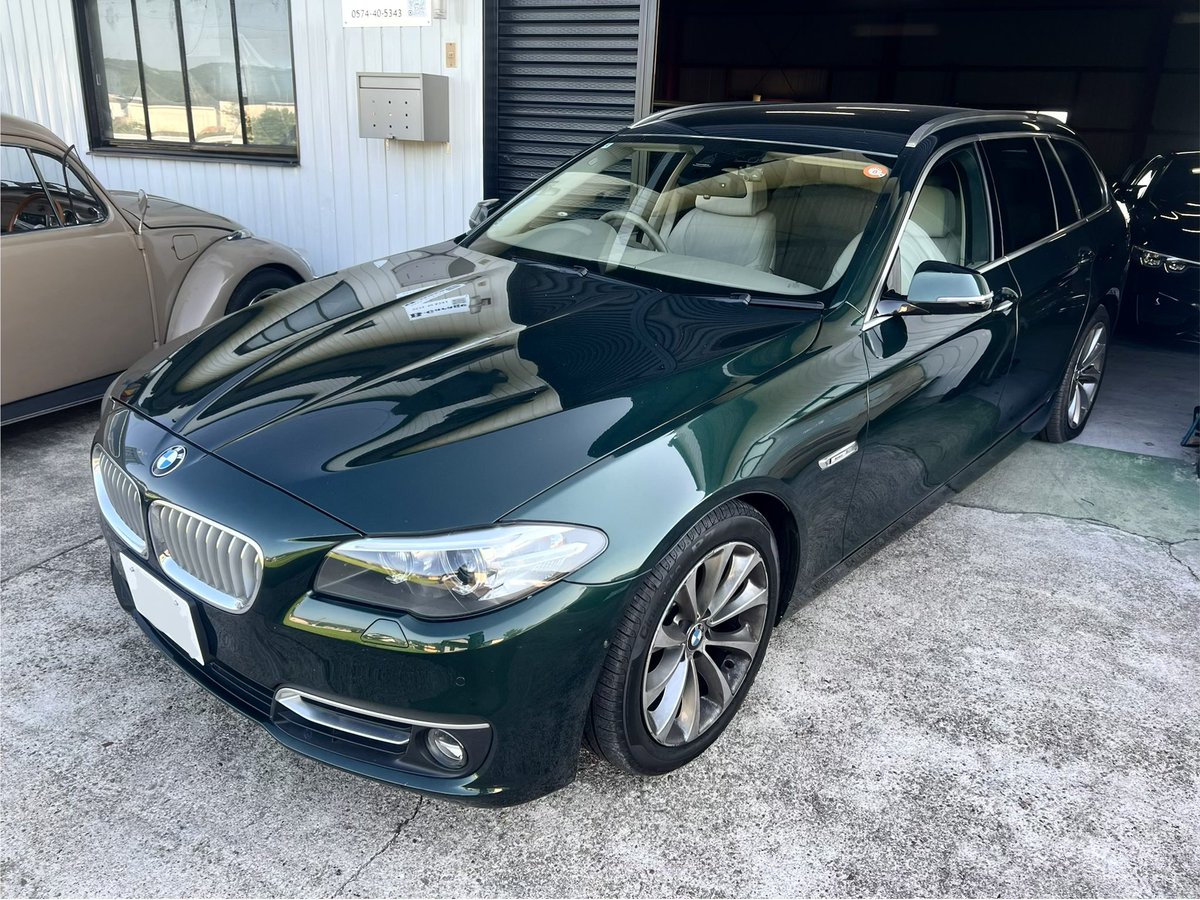 inteR_dc5's tweet photo. 私の新しい足車

F11 523dツーリングモダン
希少な後期モダンをベースにindividualボディペイントのペリドットグリーンをあしらった特注車。

・フルオイスター内装
・コンフォートレザーシート
・ベンチレーター、前後シートヒーター
・スポーツAT(パドルシフト付き)
・アンビエントライト
・Hi-Fiスピーカー
・アダプティブヘッドライト
・サランウドビューカメラ
・ACC、PDC、車線逸脱支援系
・コンフォートアクセス

モダンは本来ベースグレードの雰囲気良くしただけのしょぼグレードですが、快適OPマシマシでラグジュアリーより豪華な仕様に。

ディーラーとの関係性と財力がなければオーダー出来なかった仕様です。
新車時からずっとニコルで整備され続けている2オーナー車で機関系の程度が抜群に良く、4発ディーゼルってこんなにも振動が少なく滑らかなだったかな？と思ってしまうくらいの乗り味です。

同じ仕様はこの世に1台しかないので、後世に受け継げるよう大切にしていきたい個体です。