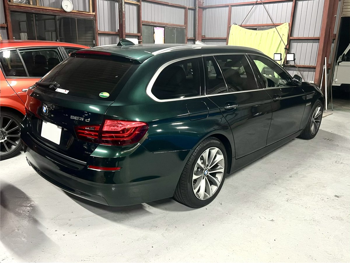 inteR_dc5's tweet photo. 私の新しい足車

F11 523dツーリングモダン
希少な後期モダンをベースにindividualボディペイントのペリドットグリーンをあしらった特注車。

・フルオイスター内装
・コンフォートレザーシート
・ベンチレーター、前後シートヒーター
・スポーツAT(パドルシフト付き)
・アンビエントライト
・Hi-Fiスピーカー
・アダプティブヘッドライト
・サランウドビューカメラ
・ACC、PDC、車線逸脱支援系
・コンフォートアクセス

モダンは本来ベースグレードの雰囲気良くしただけのしょぼグレードですが、快適OPマシマシでラグジュアリーより豪華な仕様に。

ディーラーとの関係性と財力がなければオーダー出来なかった仕様です。
新車時からずっとニコルで整備され続けている2オーナー車で機関系の程度が抜群に良く、4発ディーゼルってこんなにも振動が少なく滑らかなだったかな？と思ってしまうくらいの乗り味です。

同じ仕様はこの世に1台しかないので、後世に受け継げるよう大切にしていきたい個体です。