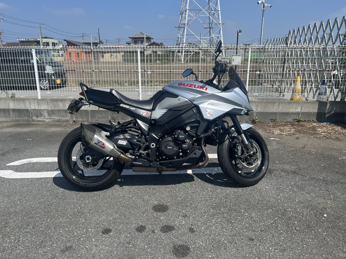 Mat309taka's tweet photo. 久しぶりのカタナ。精神的にも体力的にも削られた1ヶ月。この暑さと抜けない疲労で手も脚も力が入らず10分でコンビニに駆け込む。少し乗るだけでもバイクは良いね😊 https://t.co/gaxP8lKvwY