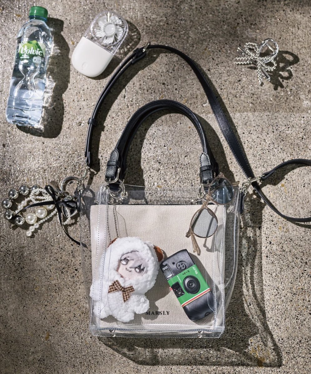 MARSLYproduct's tweet photo. 夏にオススメのクリアバッグ🌻🫧

大ぶりの金具使いがアクセントになったクリアバッグ。
ハンドルには大きめの丸カン付きでチャームやキーホルダーをたくさん付けられるデザインです◎

https://t.co/n2Jp2bFyMx https://t.co/dtxgBYUVfs