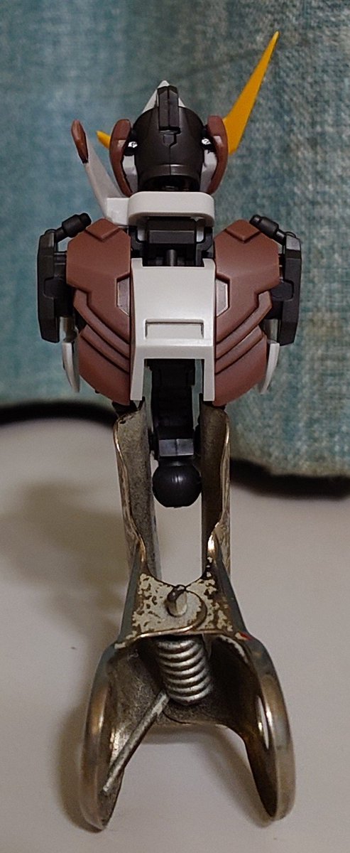 Fuji5757's tweet photo. HG バルバトスアダプト進捗。

ブレードアンテナのフラッグ処理に手間どったけどやっと上半身完成。

実物の茶色はもう少し明るいかな😅

#ガンプラ https://t.co/nCWTUKnn2M