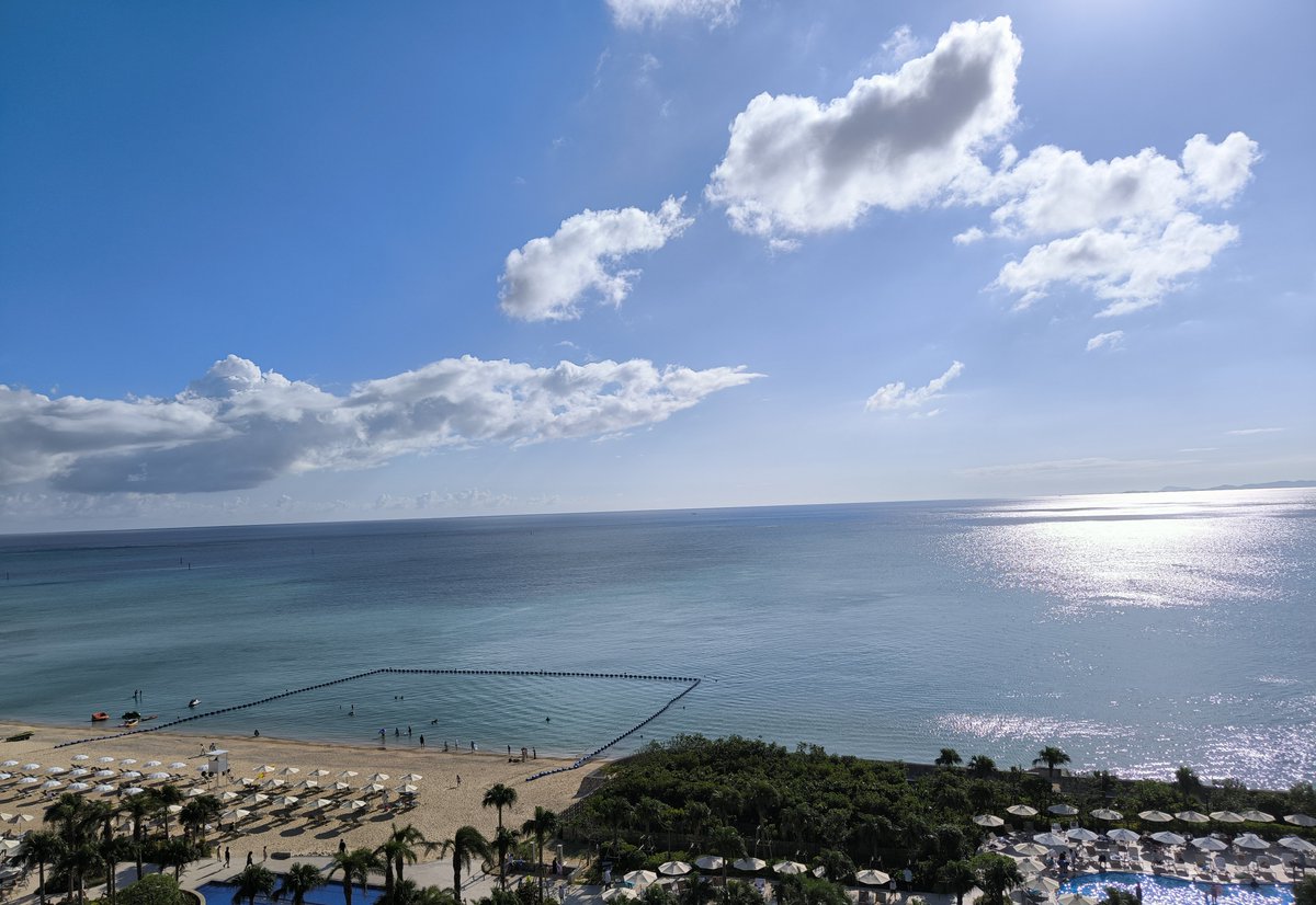 risashy_'s tweet photo. 数日前から沖縄来てます🌴🌺✈
天気よくて海きれいで食べ物美味しくて最高😎🍹☀ https://t.co/2oias9Zdso
