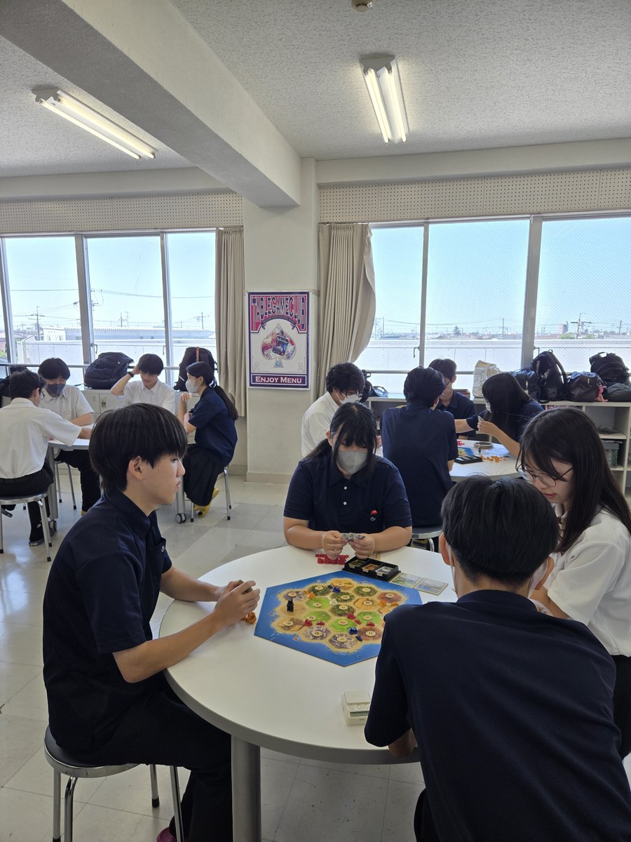 TGC48980571's tweet photo. 今日は学校見学会！
今のところ中学生は参加予定がないですが、学校見学をしている中学生に声掛けてやっていきたいですね！
今日も今日とて初めはカタン🎲
そして3年生は引退前ラストカタン？！
 #カタン https://t.co/D6JdNkmCE6