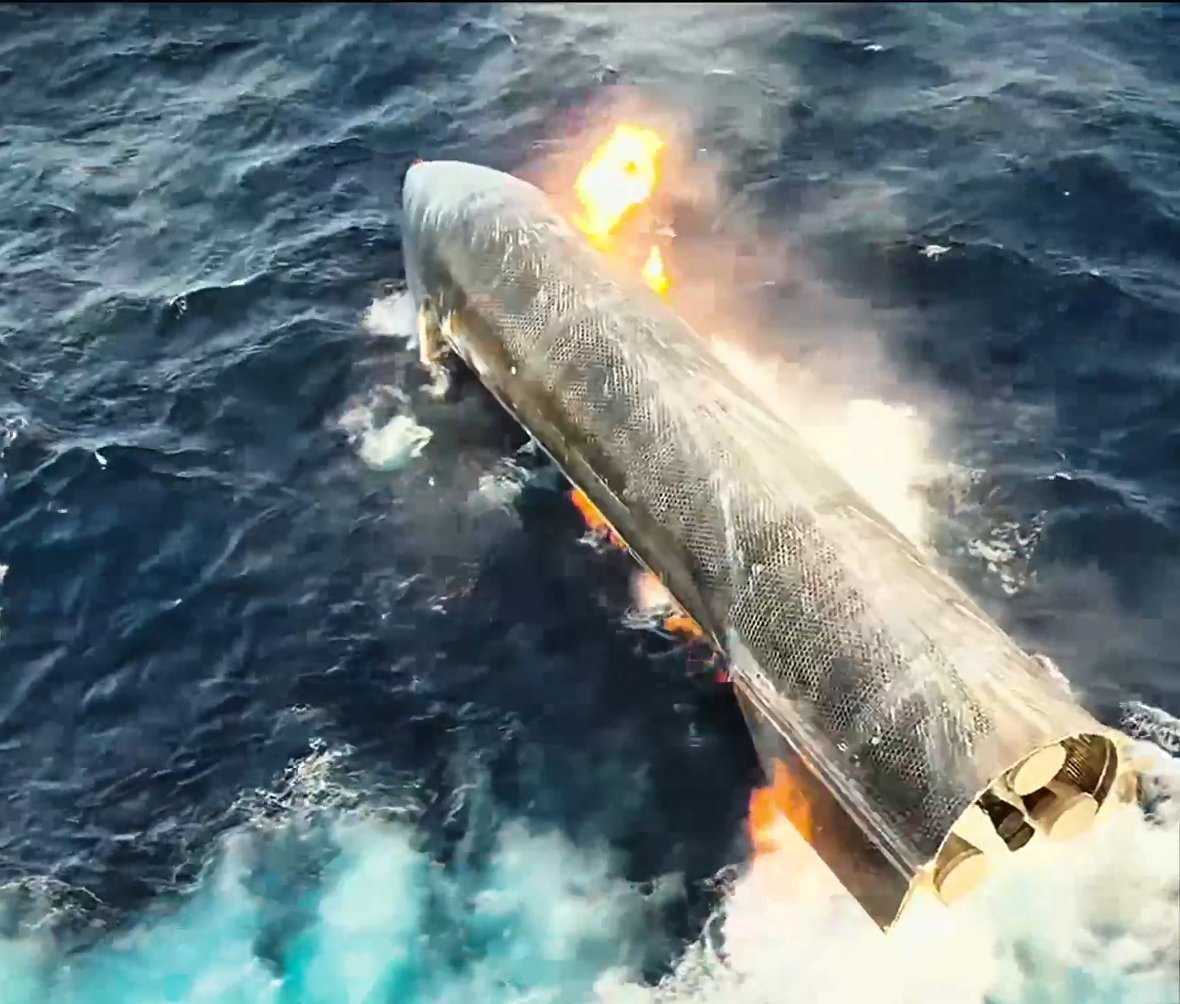 SpaceNosey's tweet photo. Nunca habíamos visto una Starship flotando en el océano.

Habrá que ver qué hacen con ella, si la hunden o la recuperan.

@SpaceX #Starship #Starbase #IFT13 https://t.co/jCO5ZaehkQ