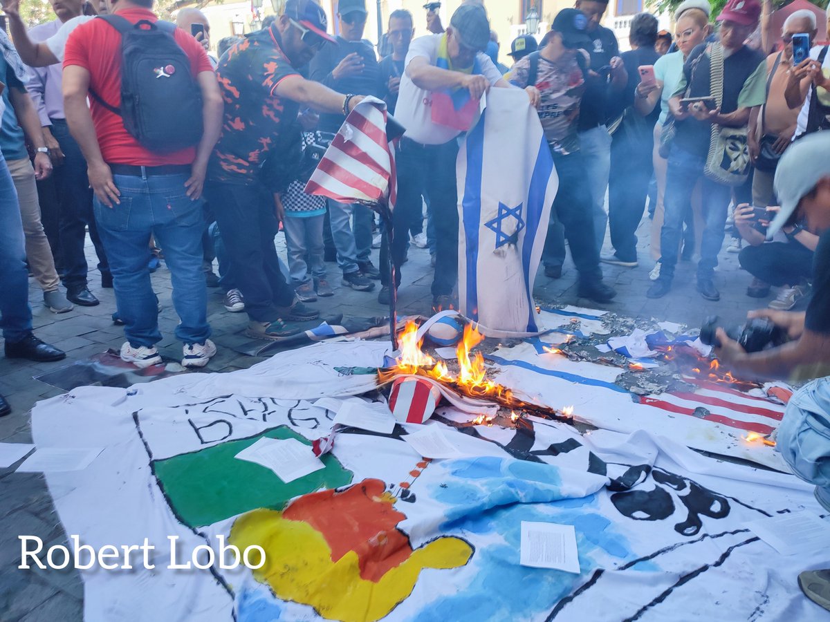 RobertLobo_'s tweet photo. "Yo quiero ver a Trump colgado en un farol, y a Netanyahu con las tripas al sol", se leyó en una de las pancartas de los chavistas radicales en la plaza Bolívar de Caracas. https://t.co/9PzPmbgH9u